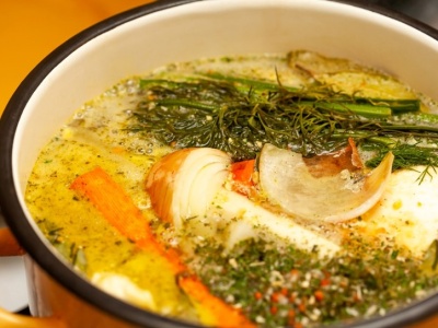 Rosół z tego garnka smakuje o niebo lepiej. Zdziwisz się, ale tworzywo ma znaczenie