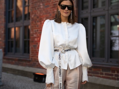 „Crinkle Satin Blouse” to koszula, która wygląda jak z archiwum Maison Margiela. Właśnie wraca do sieciówek w nowej wersji