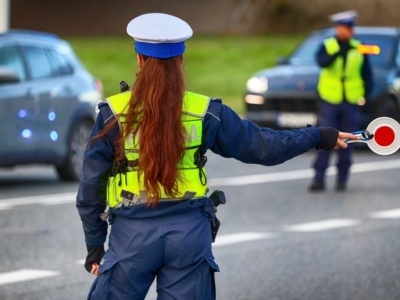 Nie tylko za szybką jazdę. Teraz ukarzą też za „zbyt ostrożną”