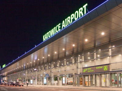 Interwencje Straży Granicznej na lotnisku w Pyrzowicach. Zamiast wakacji – deportacja i zatrzymania