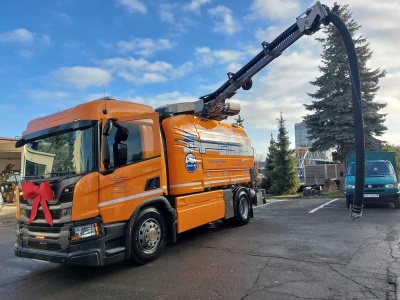 Potwór z wieżą ssącą o zasięgu pięciu metrów. Wart prawie 2 mln udrożni i oczyści każdą sieć kanalizacyjną