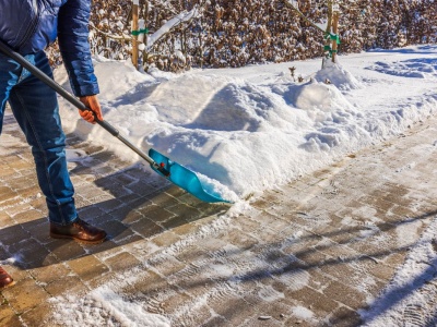 Czym rozpuścić lód na chodniku? Ten trik sprawdza się w awaryjnych sytuacjach
