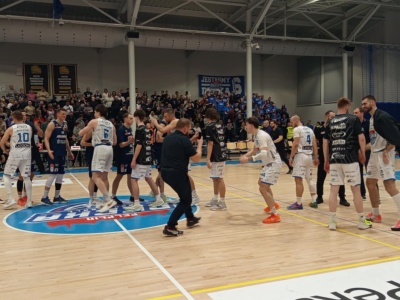 Roman pewnie uśmiecha się z góry. Decka triumfuje w derbach Kociewia, kapitalne widowisko w Pelplinie