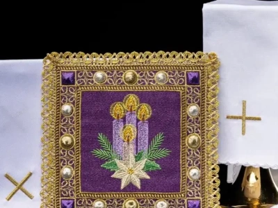 Świece Adwentowe: Symbolika Świateł w Liturgii Oczekiwania