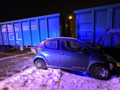 Wypadek na przejeździe kolejowym przy ul. Piaskowej. Samochód wjechał pod pociąg