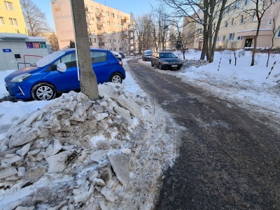 Zima nie odpuszcza. Służby porządkują osiedlowe ulice i usuwa lodowe koleiny