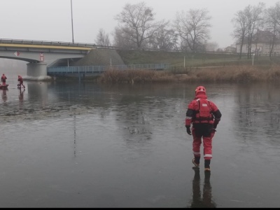 Młody mężczyzna wszedł na zamarzniętą Wisłę. Interwencja WOPR w Toruniu