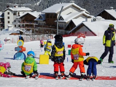 Praca sezonowa na ferie zimowe. Ile można zarobić i gdzie szukać ofert?