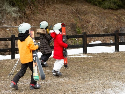 Konto dla dziecka na ferie zimowe. Prześwietliliśmy oferty i wiemy, gdzie nie płaci się za kartę czy bankomaty