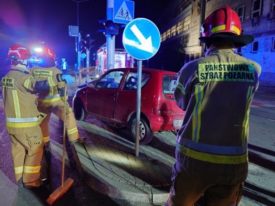 Z ostatniej chwili: Samochód uderzył w latarnię. Dwie osoby zabrane do szpitala – foto