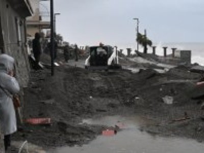 Spustoszenie na Sycylii i Sardynii. Zdewastowane miasta, domy i drogi