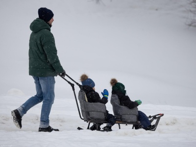 Wielu polskich rodziców popełnia zimą ten błąd. Lekarz ostrzega przed piecuchowaniem. 