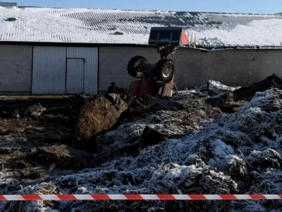Wybuch w gospodarstwie. Ładowarka wpadła do szamba, dwie osoby ranne