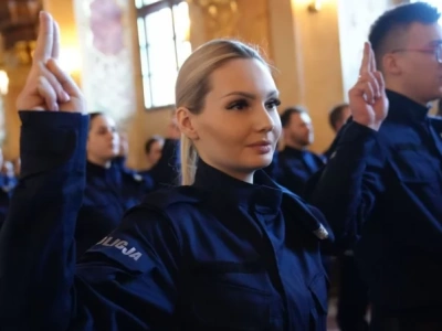 90 nowych policjantów złożyło ślubowanie. Teraz szkolenie, a potem służba w terenie