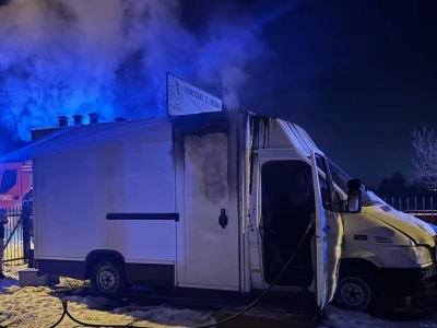 Zamiast zapachu pieczonych kurczaków – dym i ogień. Pożar foodtrucka