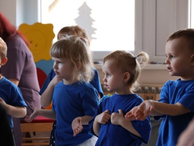 Wszystko z myślą o babciach i dziadkach. Trzynieckie przedszkolaki przygotowały występ dla swoich najbliższych