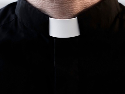 Umówiłam się na randkę z księdzem, zatrzymała go policja. Znaleziono przy nim groźną substancję