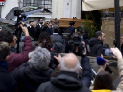 Trumna z ciałem Valentino Garavaniego wystawiona w Rzymie