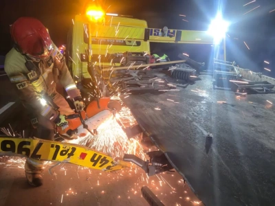 Ciężarówka wjechała w samochód osobowy i lawetę na autostradzie A4