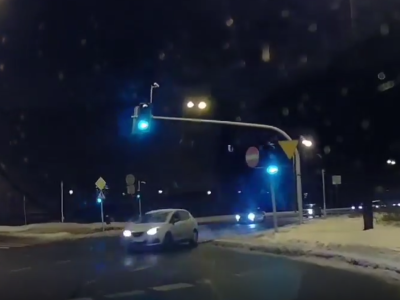 Groźne zdarzenie na skrzyżowaniu al. Solidarności z ul. Wodopojną. Kierowca zignorował czerwone światło