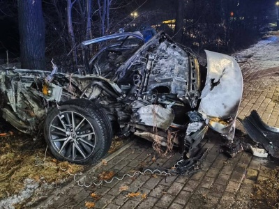 Toyota w kawałkach. Kierowca cudem przeżył i dostał mandat