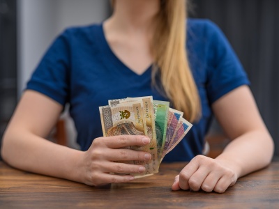 Zaskakujący wzrost. Płace w dużych i średnich firmach coraz bliżej 10 tysięcy złotych