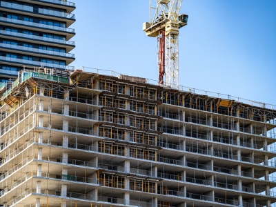 Liczba oddanych mieszkań znów rośnie, ale do rekordu sprzed lat wciąż daleko