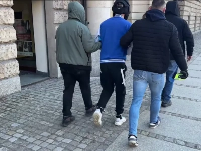 Porywacze pobili go i przystawiali nóż do szyi. Zostawili 27-latka bez ubrań nad jeziorem