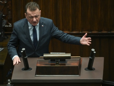 PiS przeciwko „neutralności płciowej”. Błaszczak zapowiada projekt ustawy