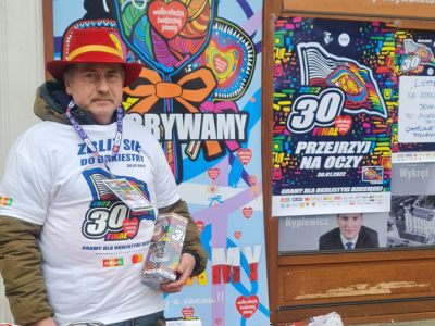 Dżentelmen w kapeluszu. Legenda WOŚP na Pigalu i wielkie licytacje w Chmielowych Podcieniach