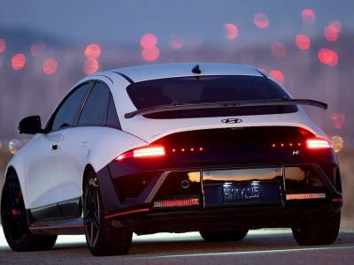 To miała być nowa era motoryzacji, a dostajemy symulację spalinowych wrażeń w menu ustawień