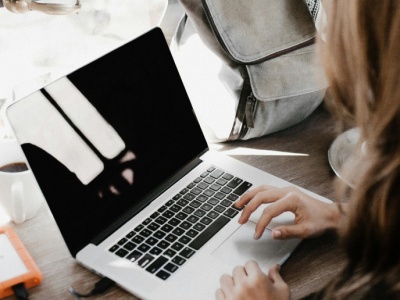 Grudniowe dane potwierdzają stagnację rynku pracy, a skok płac to efekt premii