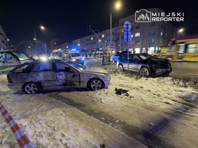 Po zderzeniu mercedes wpadł na chodnik. Groźne zderzenie na Mokotowie. 4-latka w szpitalu