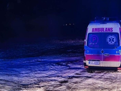 Medycy i strażacy ratowali życie kobiety – nie przy szkole