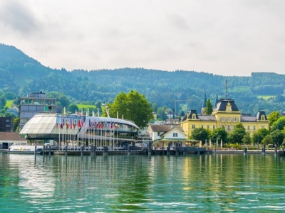 Miasto nad jeziorem przyciąga turystów cały rok. Idealne na ferie i na wakacje