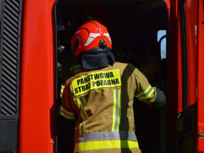 Pożar budynku gospodarczego w Garbowie. Trwa akcja gaśnicza kilku zastępów straży pożarnej