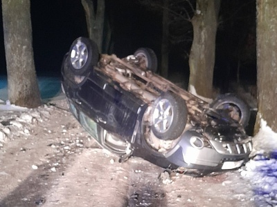Śliska nawierzchnia i uderzenie w drzewo. Samochód dachował