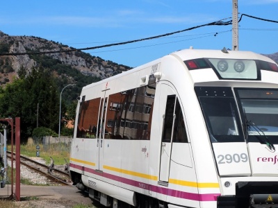 Kolejka zderzyła się z dźwigiem. Są ranni