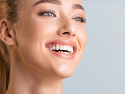 Działa na żółte zęby jak ścierająca polerka, wybiela do 5 odcieni. To tani hit z drogerii