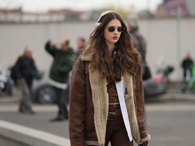 Już nie „espresso jacket”. Wiosną 2026 to dwustronna kurtka vintage sherpa będzie hitem. Szczególnie ta w odcieniu „oat cappuccino”