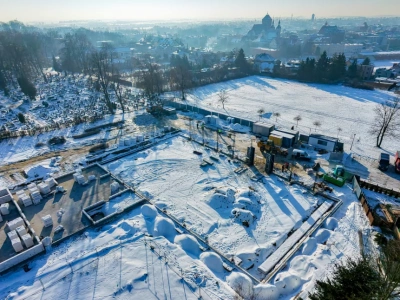 Z lotu ptaka nad przyszłym lodowiskiem. Zobacz zimowy przelot dronem