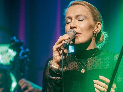 „Nie muszę być napompowana wypełniaczami i udawać dwudziestolatki”. Na początku kariery utrzymywała się z lekcji angielskiego, dziś Aga Zaryan jest gwiazdą polskiego jazzu