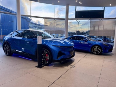 Nowy Alpine A390 coraz bliżej debiutu. VIP-owska prezentacja w Wielkiej Brytanii przed dostawami