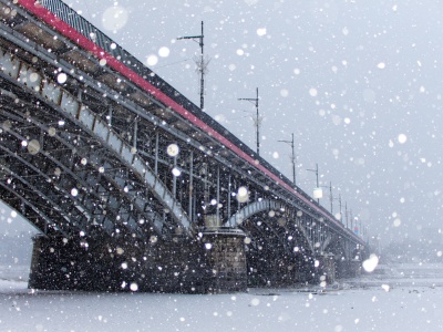 Nad Warszawę wraca śnieg. Najnowsza prognoza IMGW nie pozostawia złudzeń
