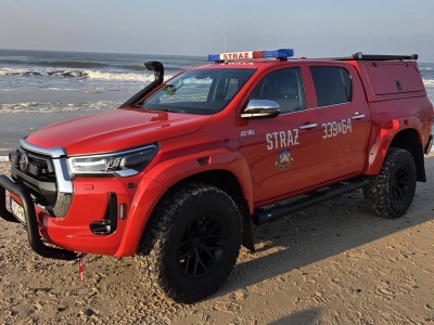 Toyota Hilux Arctic Truck zaparkowała w garażu OSP Osieki