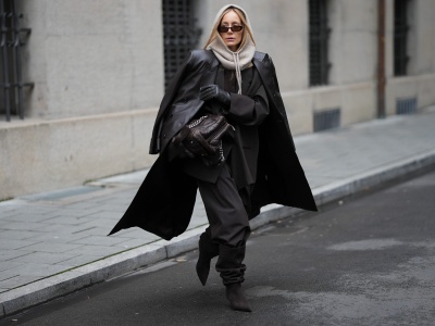 „Slouchy boots” wracają w wielkim stylu. Francuzki i redaktorki mody noszą je do spódnic midi