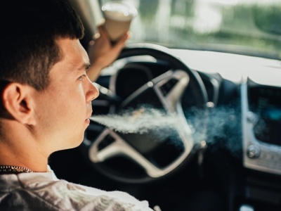 Czy można palić w samochodzie? Sprawdziliśmy przepisy w Europie