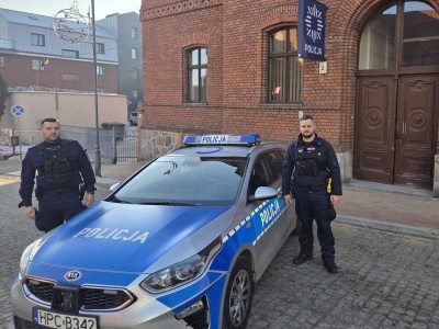 Senior błąkał się na drodze krajowej nr 91. Uratowali go przypadkowa kobieta i policjanci