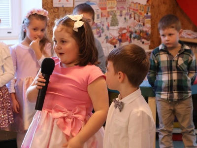 Uśmiechy, piosenki i wiersze. Przedszkolaki z Czeskiego Cieszyna świętowały Dzień Babci i Dziadka