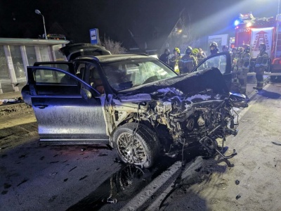 Czołowe zderzenie Porsche z Fordem. Nie żyje jedna osoba. Droga zablokowana